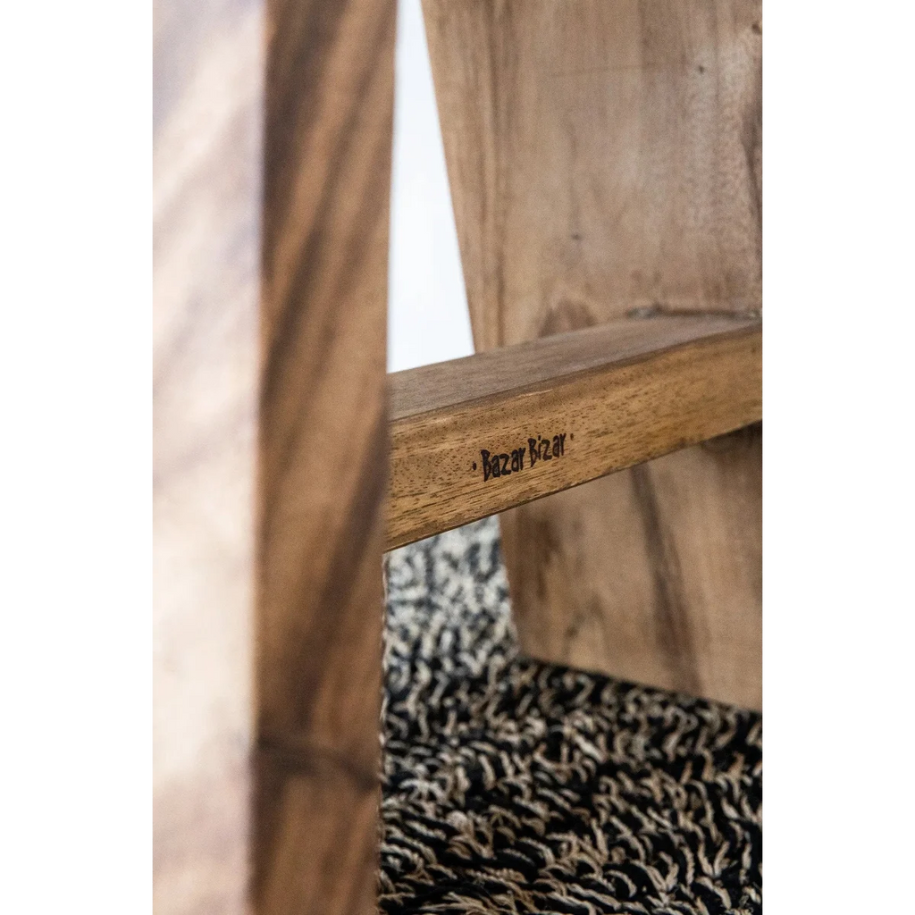 Mobilier en bois avec tissu texturé pour le Tapis rond en jonc de mer noir 150 cm