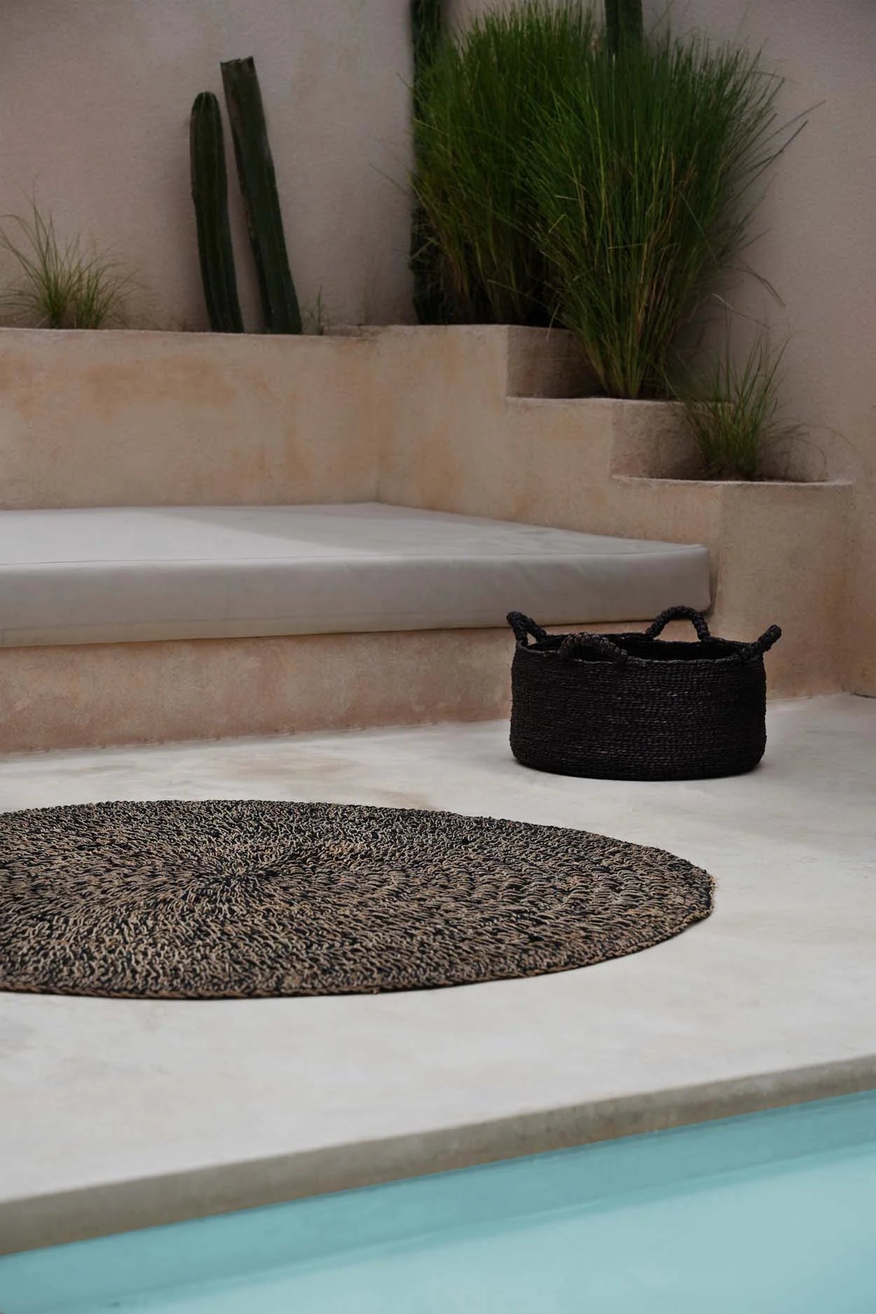 Tapis rond en jonc de mer noir 150 cm avec texture textured et moderne