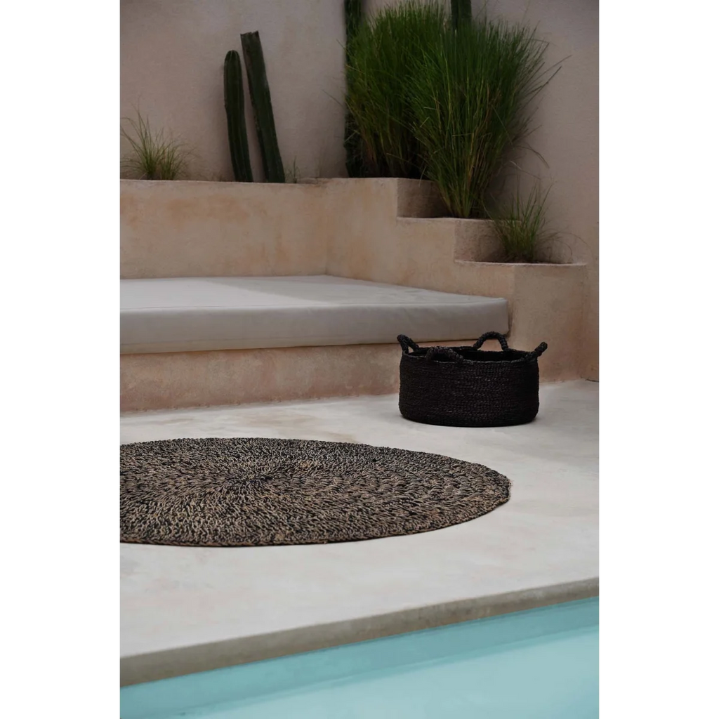 Tapis rond en jonc de mer noir 150 cm avec texture tissée sombre et chaleureuse