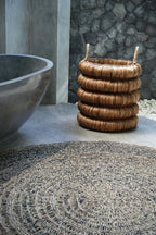 Panier tissé marron avec poignées pour le tapis rond en jonc de mer noir 150 cm