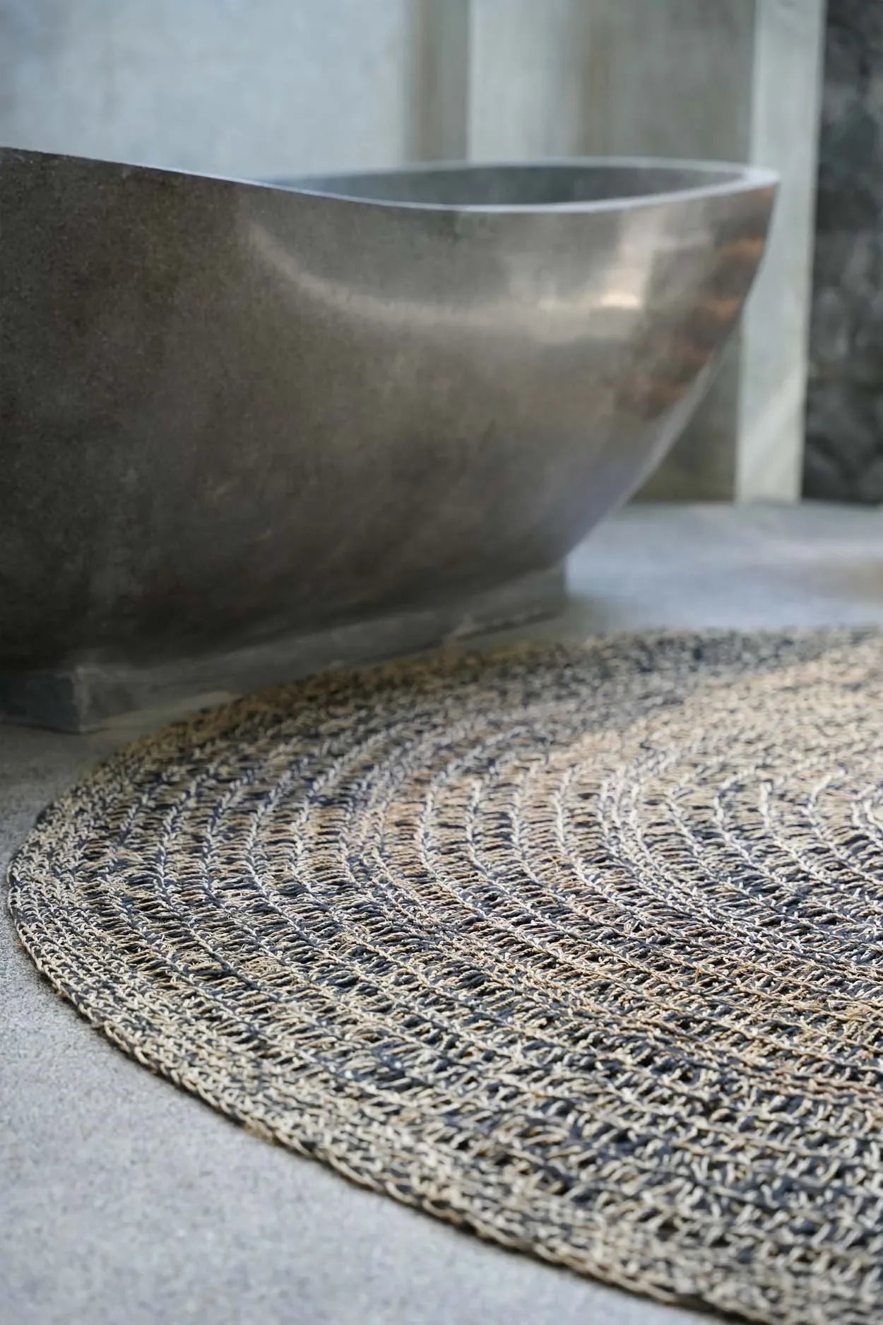 Tapis rond en jonc de mer et raphia noir naturel 100 cm