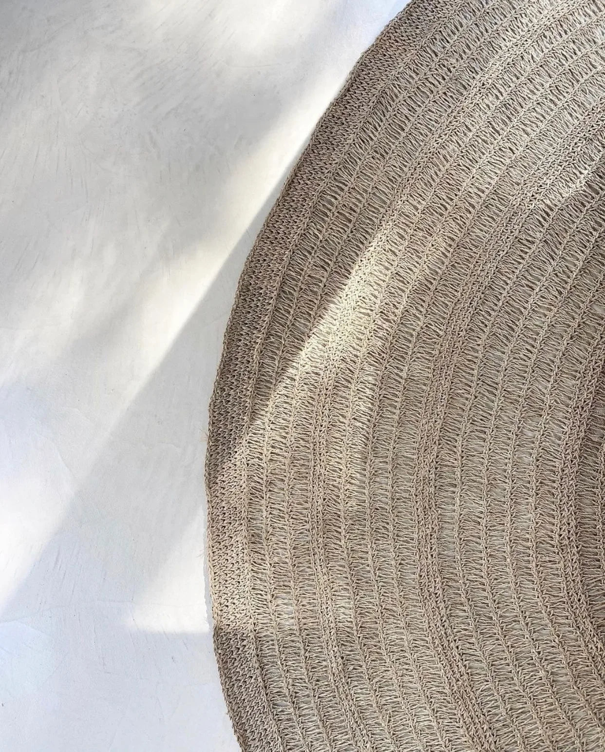 Chapeau de soleil rond en jonc de mer tressé avec motifs cercles naturels Ø200 cm