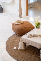 Pouf de sol tressaît en jonc de mer coloris marron avec motif cercles naturels