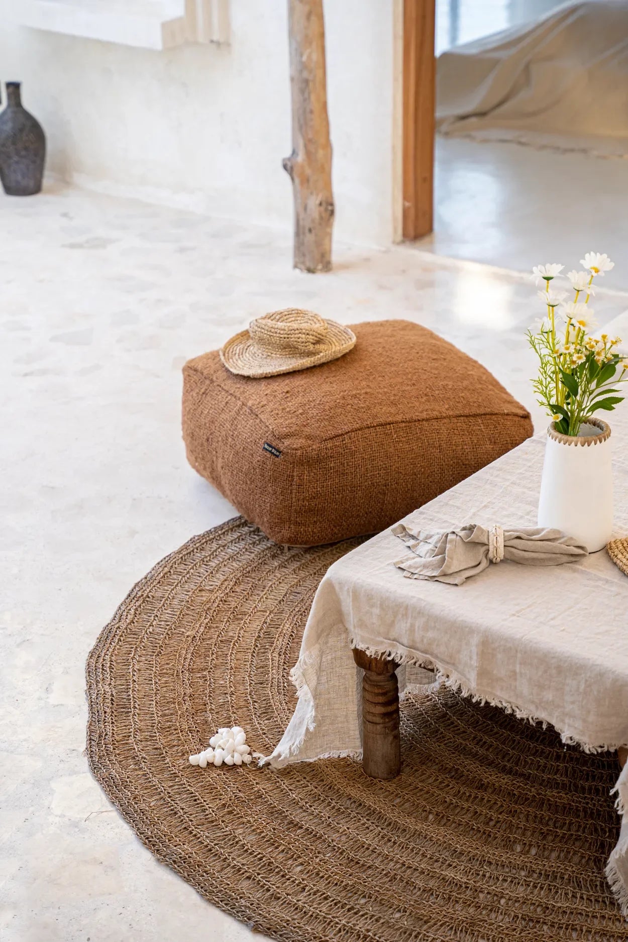 Pouf de sol tressaît en jonc de mer coloris marron avec motif cercles naturels