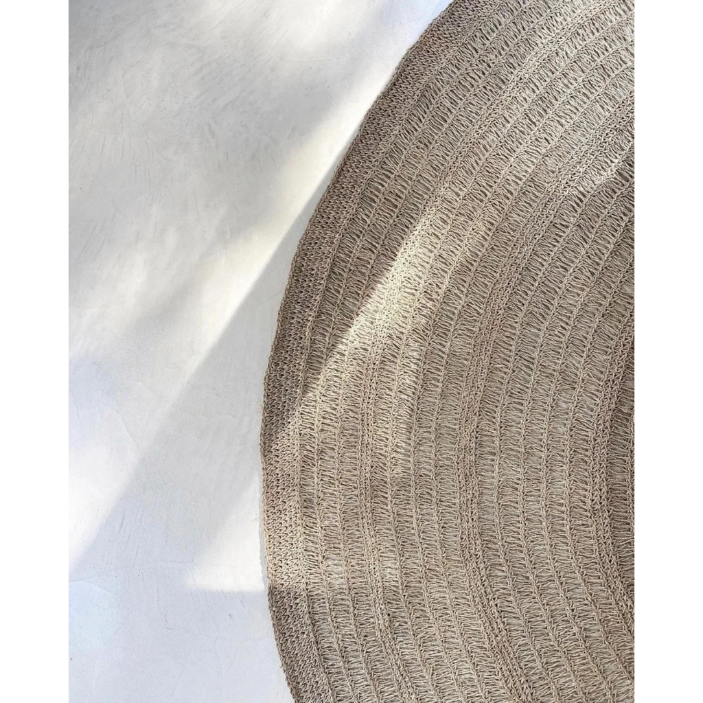 Chapeau en paille fine couleur marron clair pour le tapis rond en jonc de mer