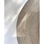 Chapeau en paille fine couleur marron clair pour le tapis rond en jonc de mer