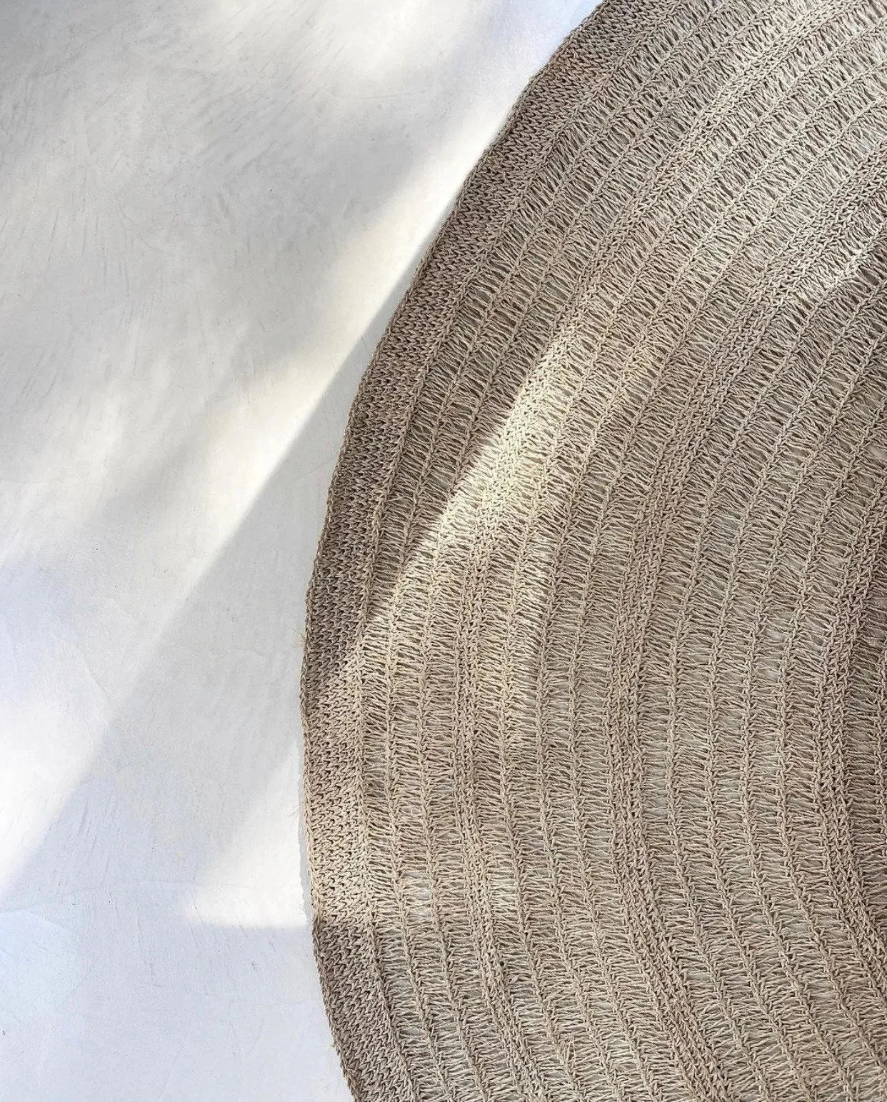 Chapeau en paille fine couleur marron clair pour le tapis rond en jonc de mer