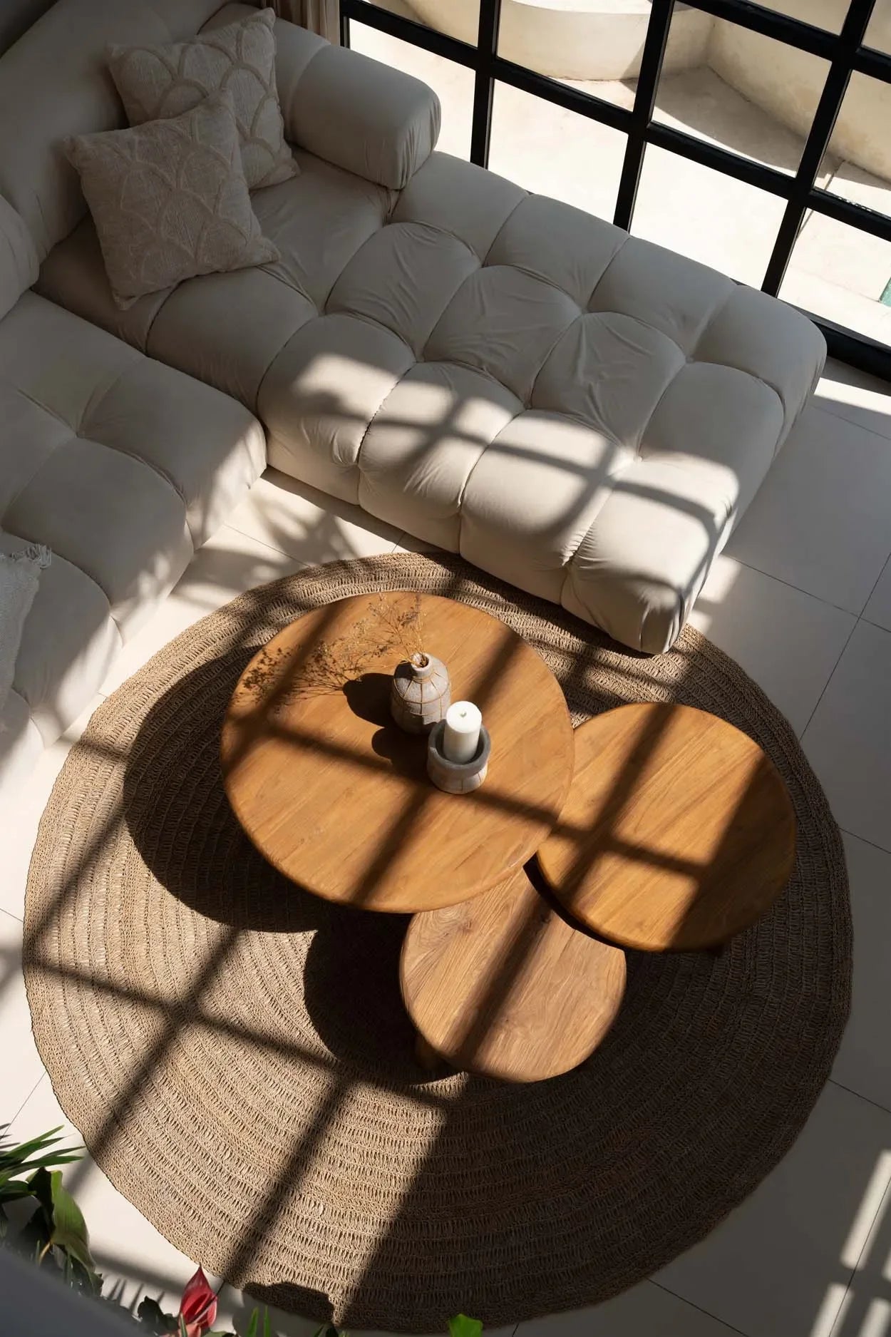 Table basse ronde en bois naturel avec tressé en jonc de mer, diamètre 200 cm