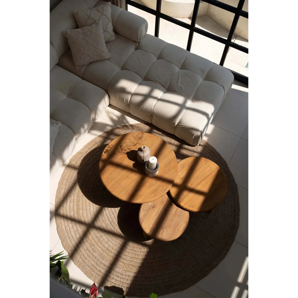 Canapé modulable en tons neutres avec coussins tuftés, Tapis rond en jonc de mer