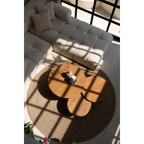 Canapé modulable en tons neutres avec coussins tuftés, Tapis rond en jonc de mer