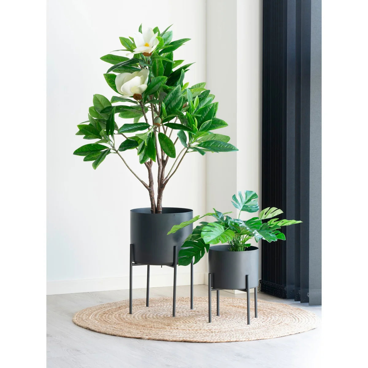 Arbre magnolia artificiel haut en pot cylindrique noir mat sur pieds métalliques minces