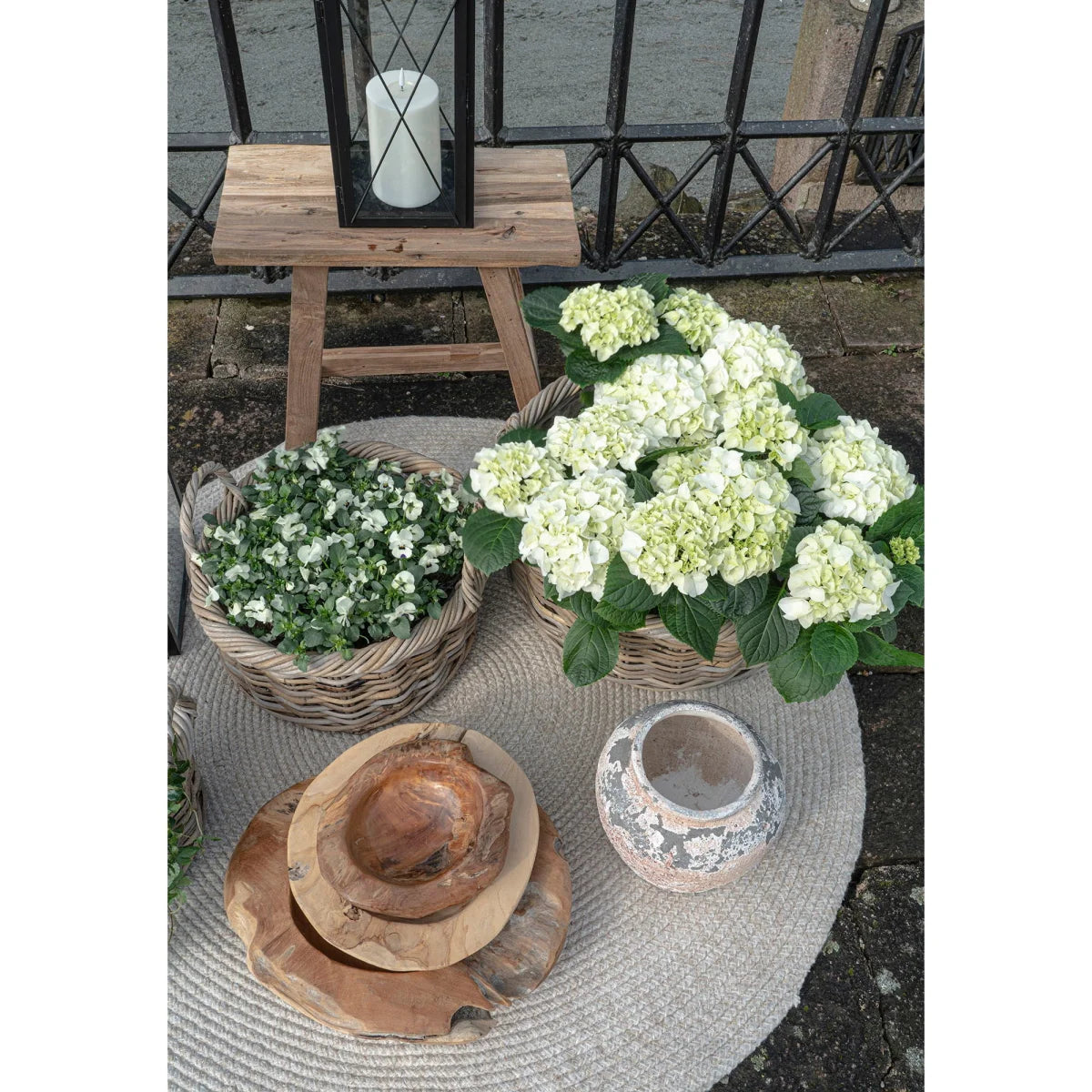 Panier en osier tressé beige avec hydrangeas vert pâle