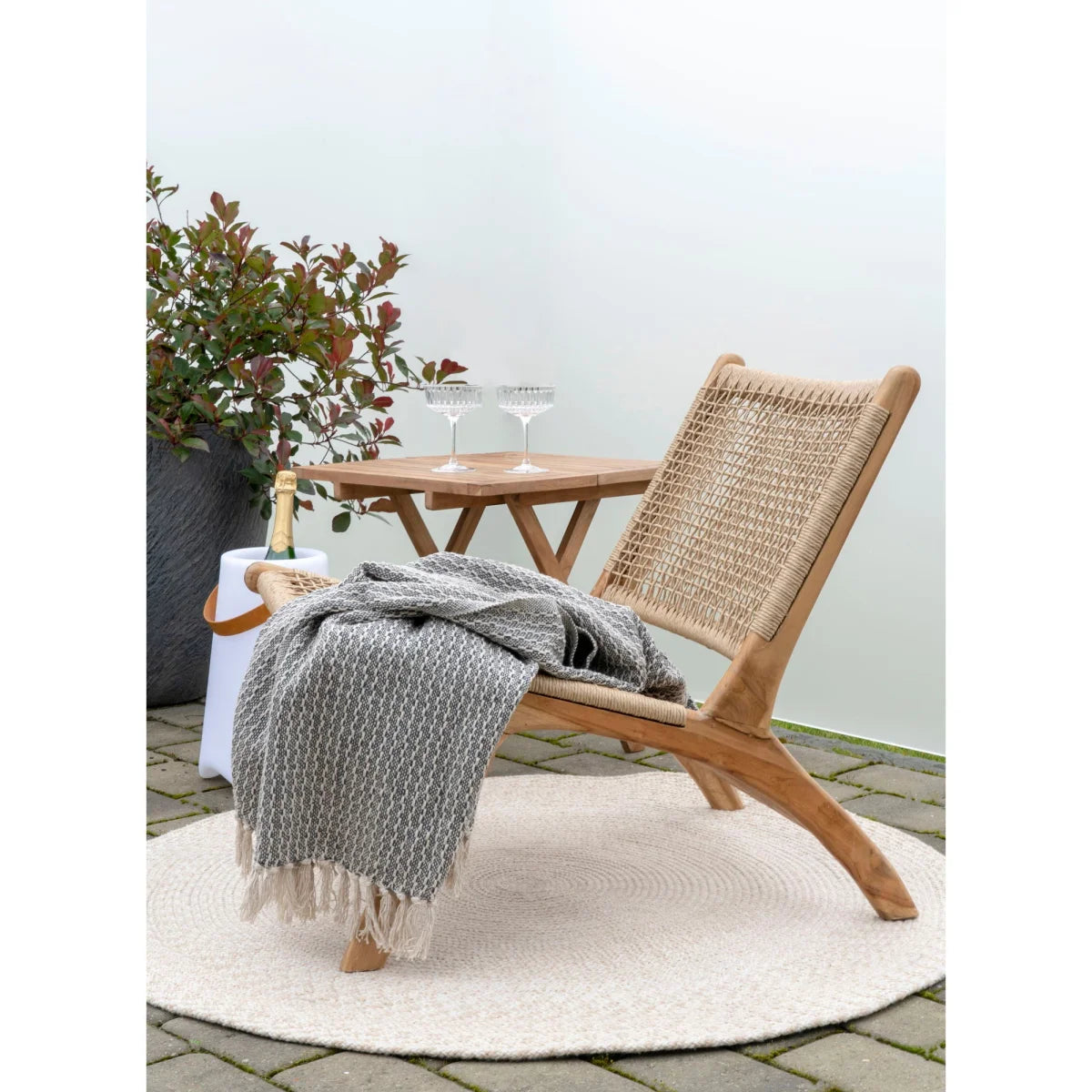 Chaise longue en bois clair avec dossier et siège en vannerie beige sable