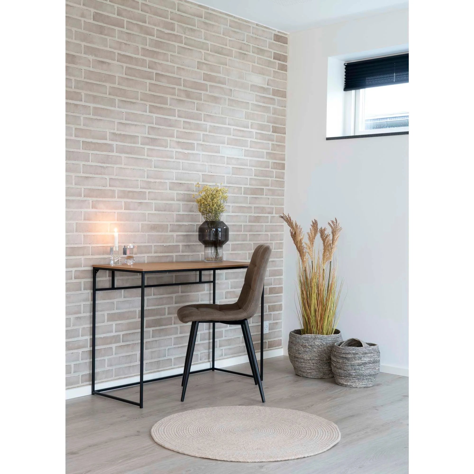 Disposition moderne de bureau et chaise avec tapis rond en jute beige sable motif spiralé Ø120 cm