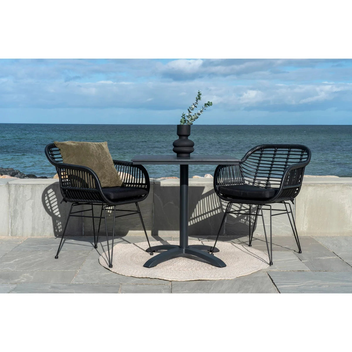 Table rattan noir tressé, base métal, chaises assorties, océan