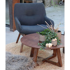 Fauteuil en tissu texturé bleu foncé avec pieds en bois