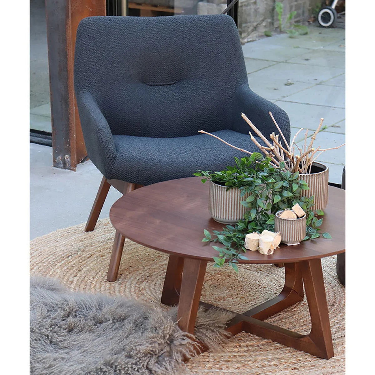 Fauteuil en tissu texturé bleu foncé avec pieds en bois