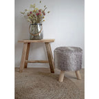 Assise en bois rustique avec bouquet floral et ottoman en fourrure pour Tapis rond en jute