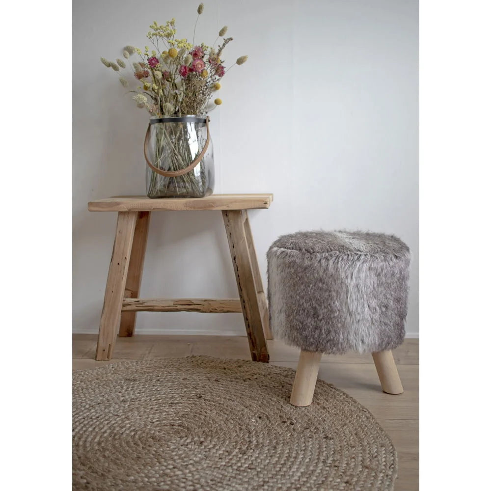 Assise en bois rustique avec bouquet floral et ottoman en fourrure pour Tapis rond en jute