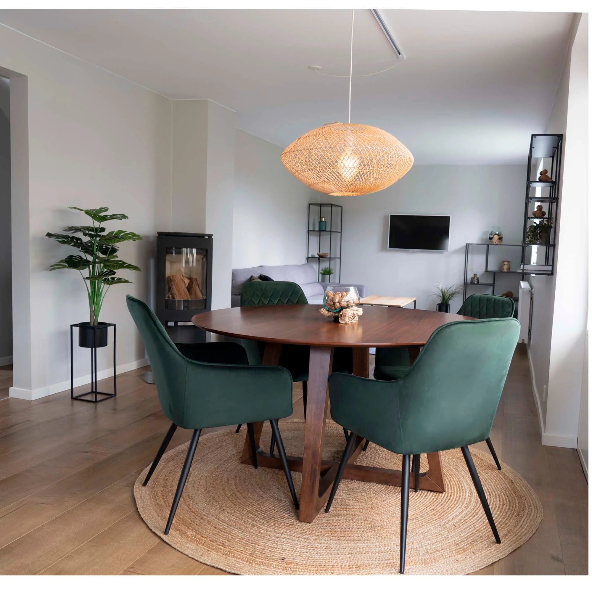 Table ronde en jute tressée avec chaises en velours vert pour salle à manger élégante