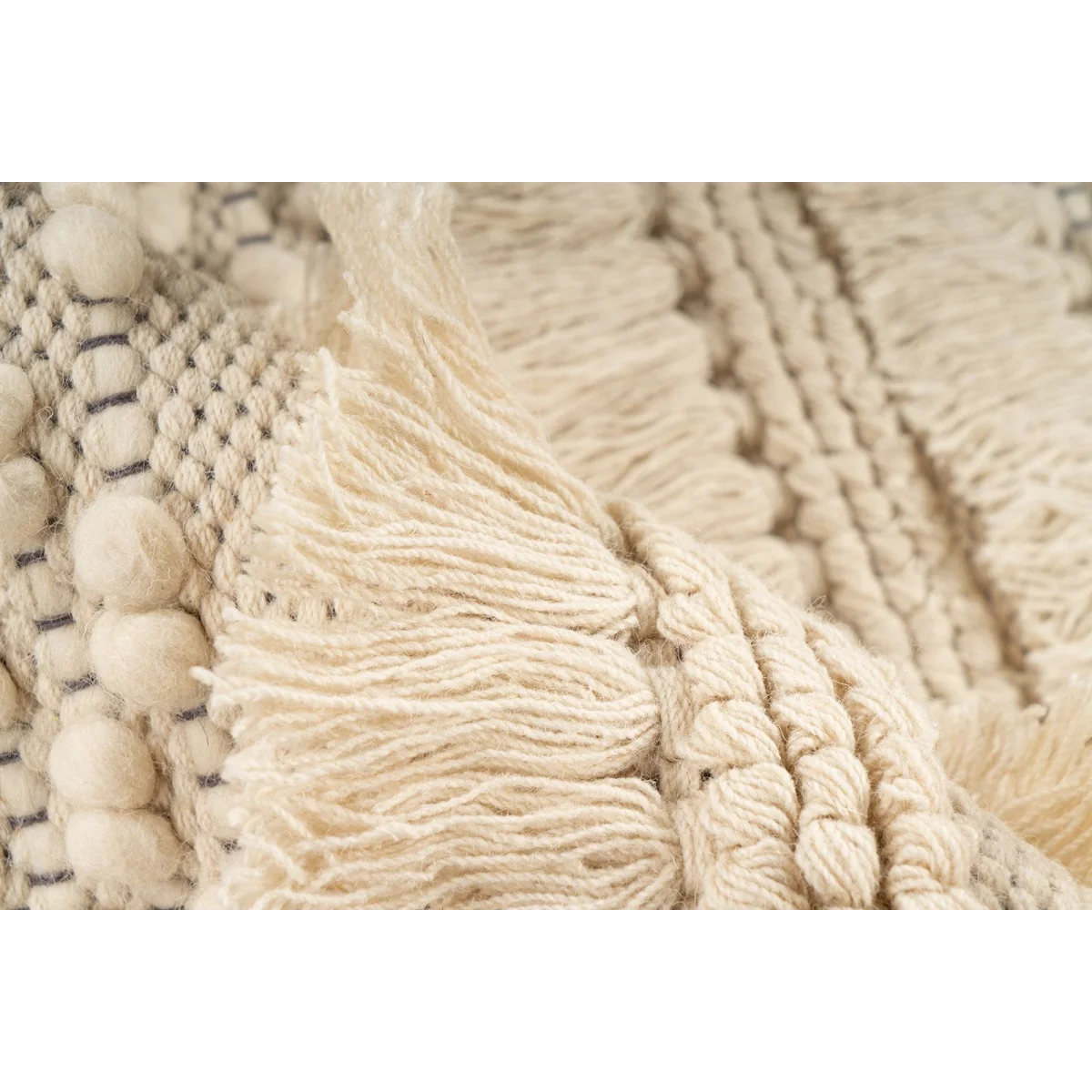 Tapis rond en laine écrue avec franges et relief tressé, textile crème texturé
