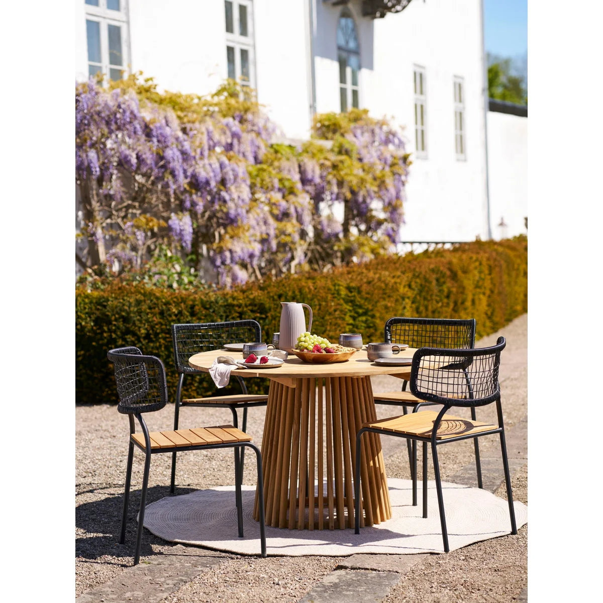 Ensemble extérieur moderne : table ronde bois recyclé sable Ø180 cm, 4 chaises fil noir tressées