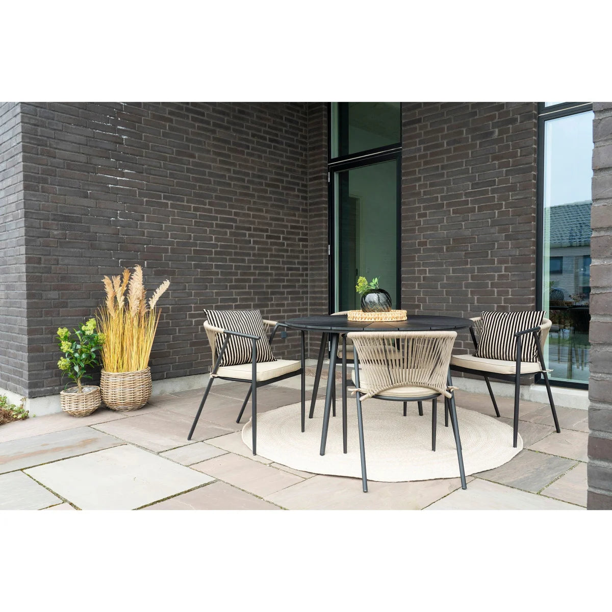 Table ronde noire Ø180 cm en rotin recyclé sable tressé spirale avec 4 chaises