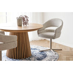 Fauteuil gris texturé avec base métal, tapis rond persan bleu Ø200 cm