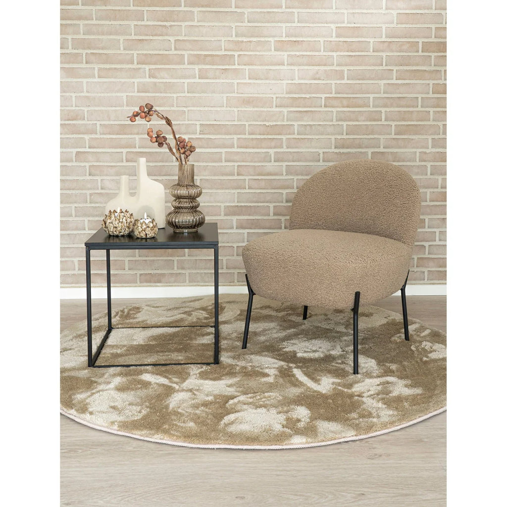Fauteuil beige texturé en peluche avec pieds en métal noir