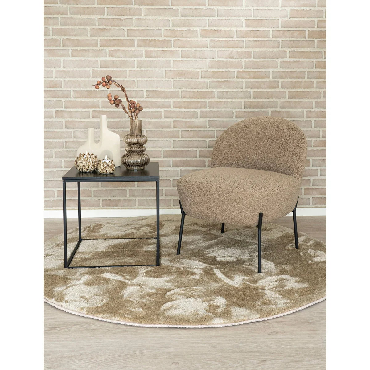 Fauteuil beige texturé en peluche avec pieds en métal noir