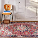 Tapis rouge oriental en situation dans une pièce.
