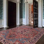 Vue de côté du tapis rouge oriental.