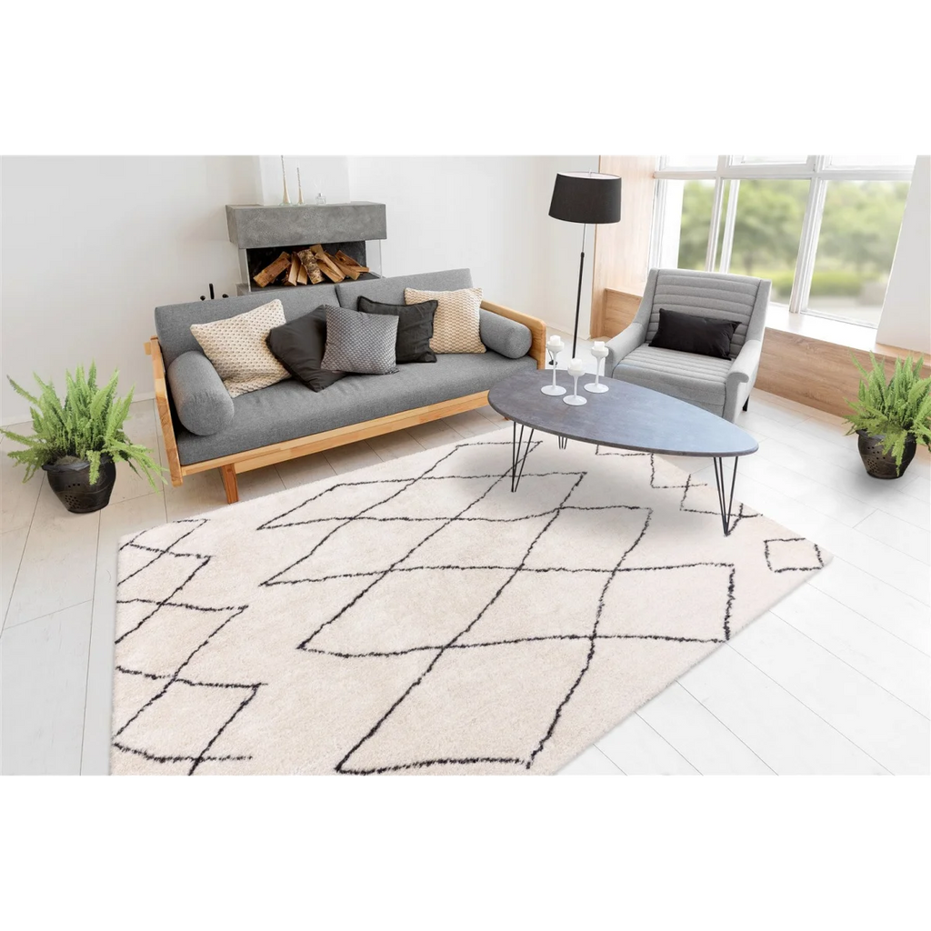 Tapis shaggy écru avec motifs losanges noirs en polyester pour décoration intérieure