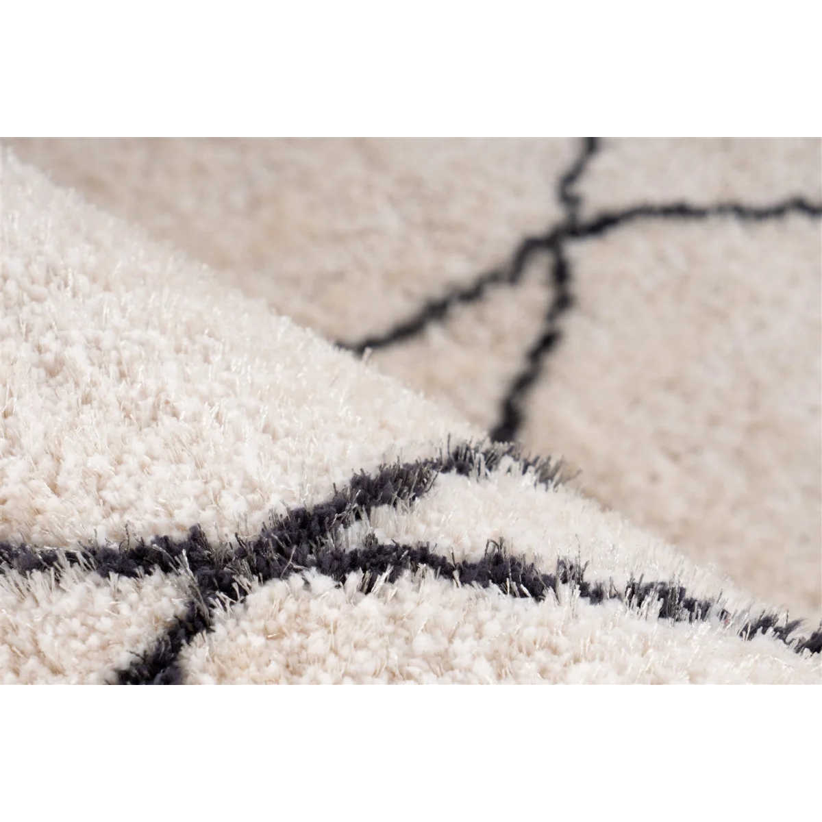 Tapis shaggy écru à motifs losanges noirs en polyester, doux et moelleux