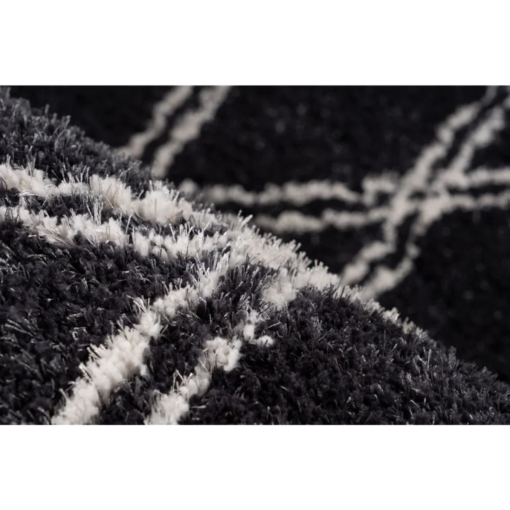 Tapis shaggy rectangulaire anthracite à motif losange écru 160x230 cm en gros plan