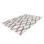 Tapis shaggy rectangulaire écru avec motifs losanges noirs, idéal pour salon moderne