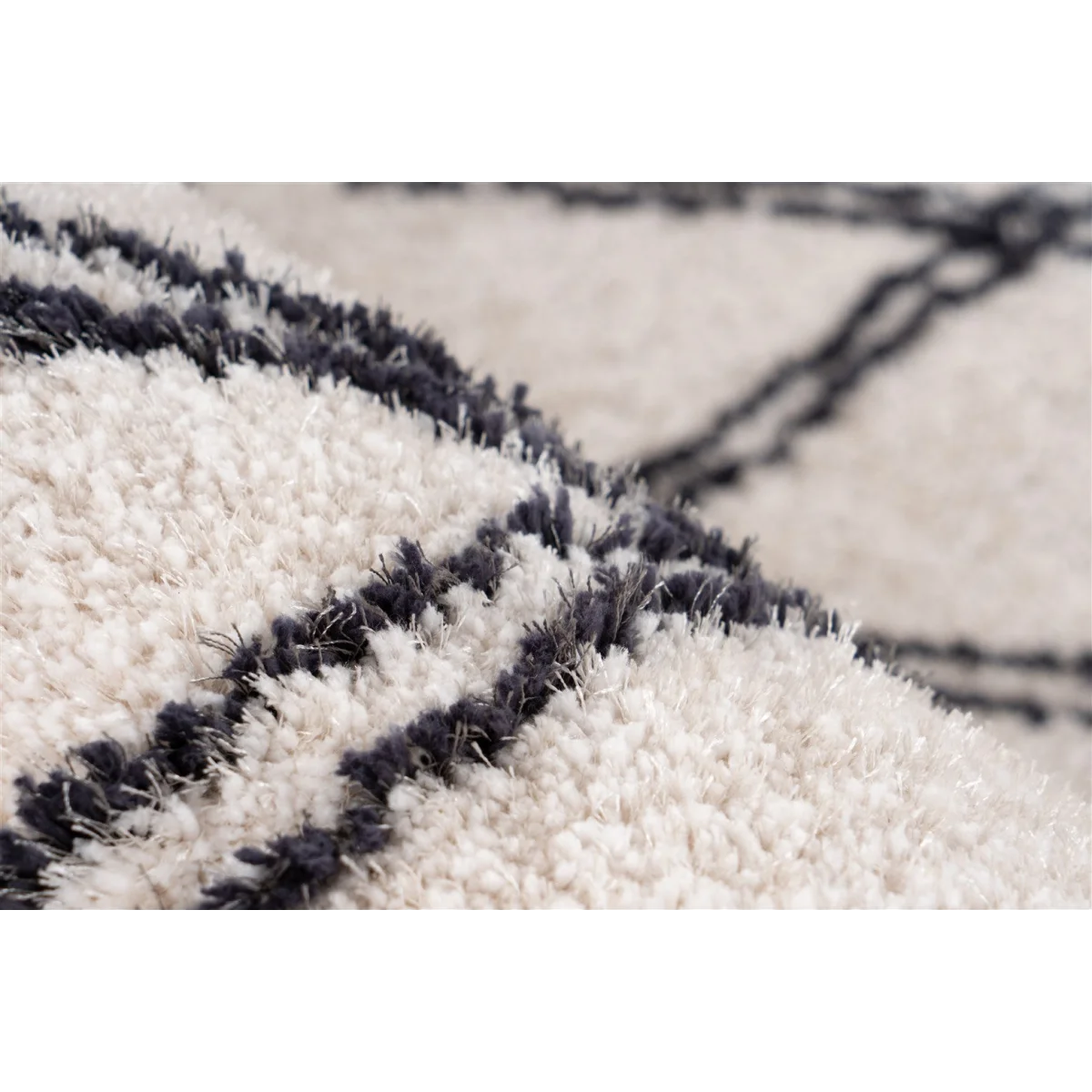 Tapis shaggy rectangulaire écru avec motifs losanges noirs et texture shaggy blanche et grise