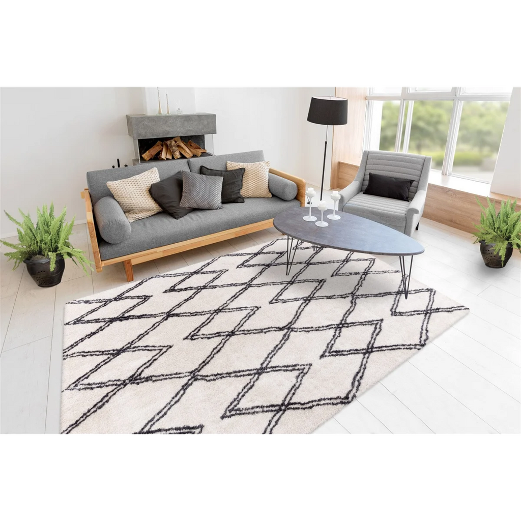 Tapis shaggy rectangulaire écru avec motifs losanges noirs dans un salon moderne neutre