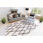 Tapis shaggy rectangulaire écru avec motifs losanges noirs dans un salon moderne neutre