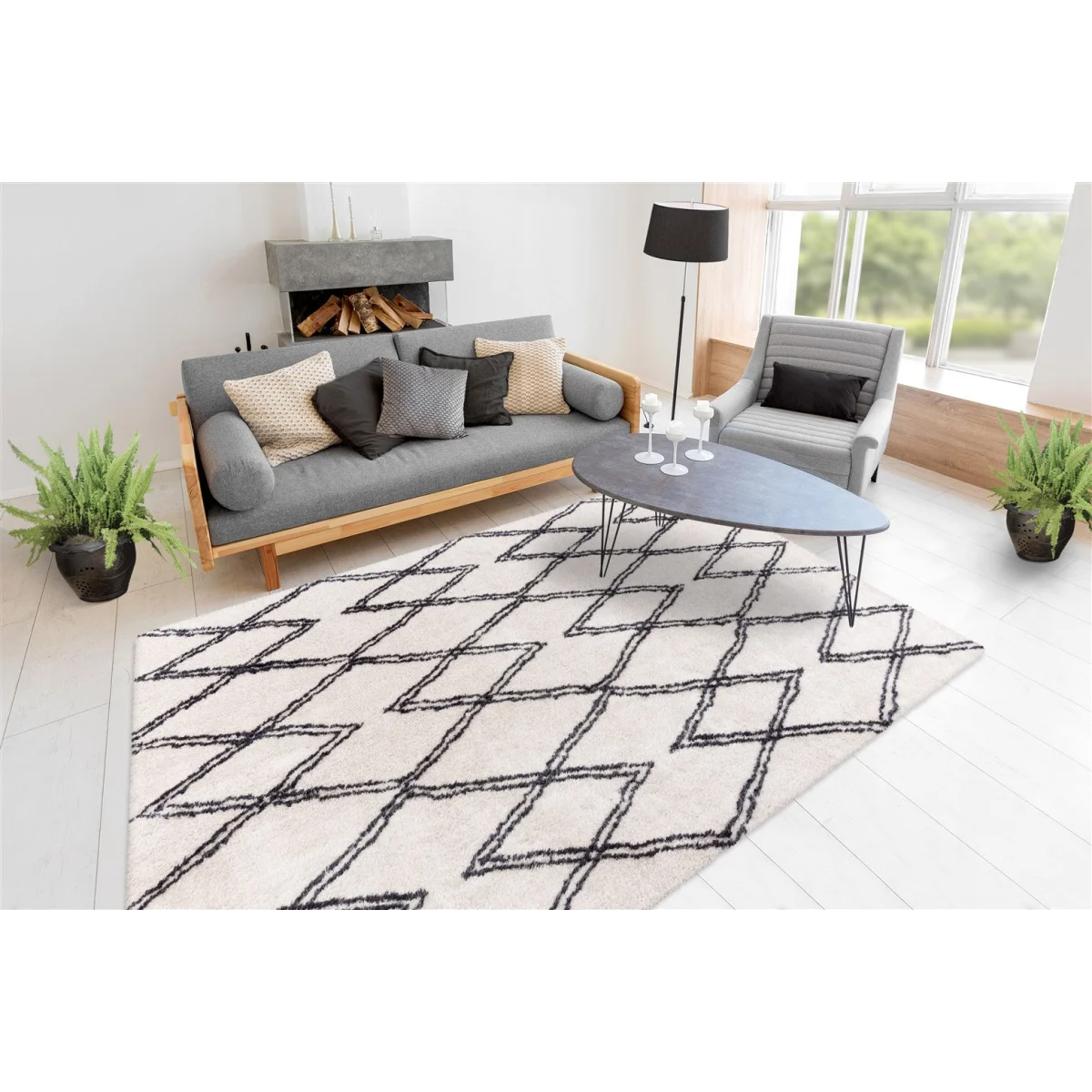 Tapis shaggy rectangulaire écru avec motifs losanges noirs dans un salon moderne neutre