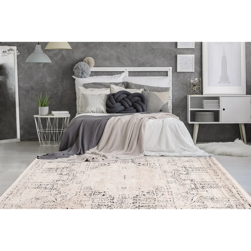 Tapis tufté vintage écru et anthracite à motifs géométriques avec zone distressed crème et noir