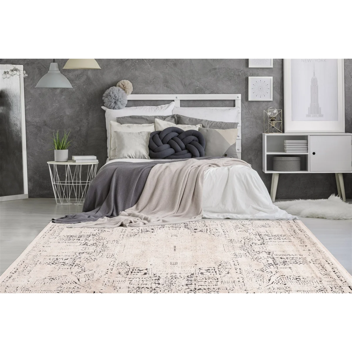 Tapis tufté vintage écru et anthracite à motifs géométriques avec zone distressed crème et noir