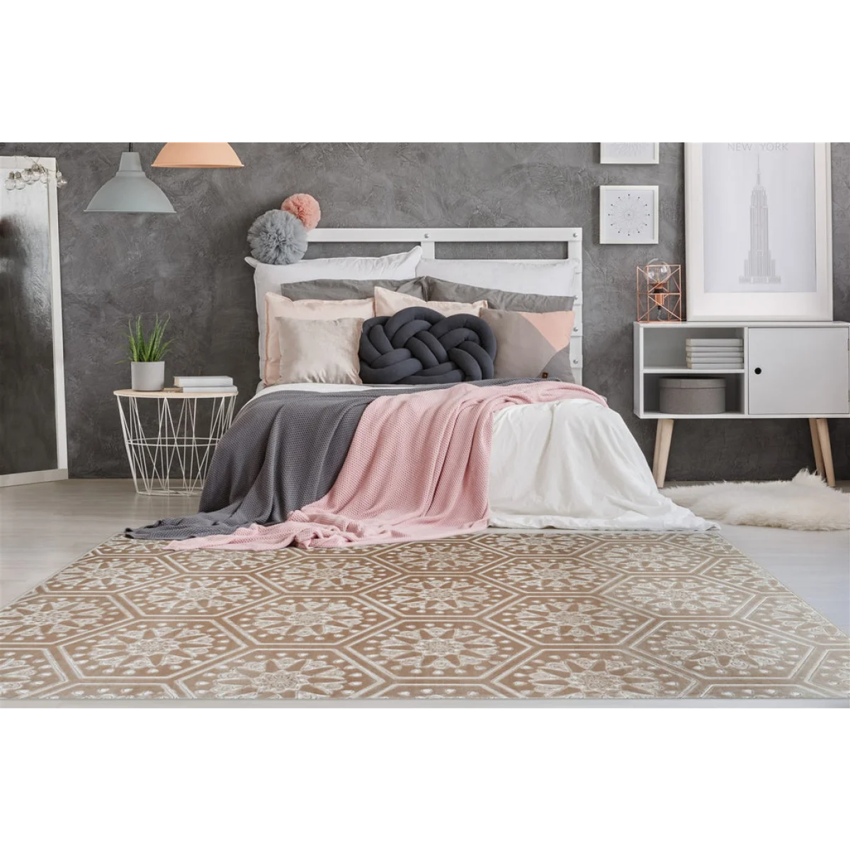 Tapis velours rectangulaire beige avec motif rosace en relief dans une chambre chaleureuse