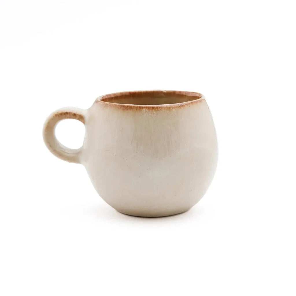 Mug en céramique ronde beige pour espresso dans l’ensemble La tasse à espresso Cascais S