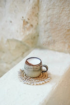 Tasse en céramique avec latte sur sous-main en coquillage, La tasse à espresso Comporta S
