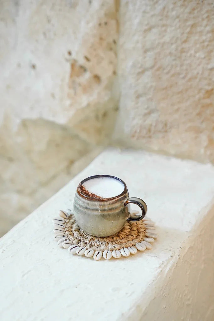 Tasse en céramique avec latte sur sous-main en coquillage, La tasse à espresso Comporta S
