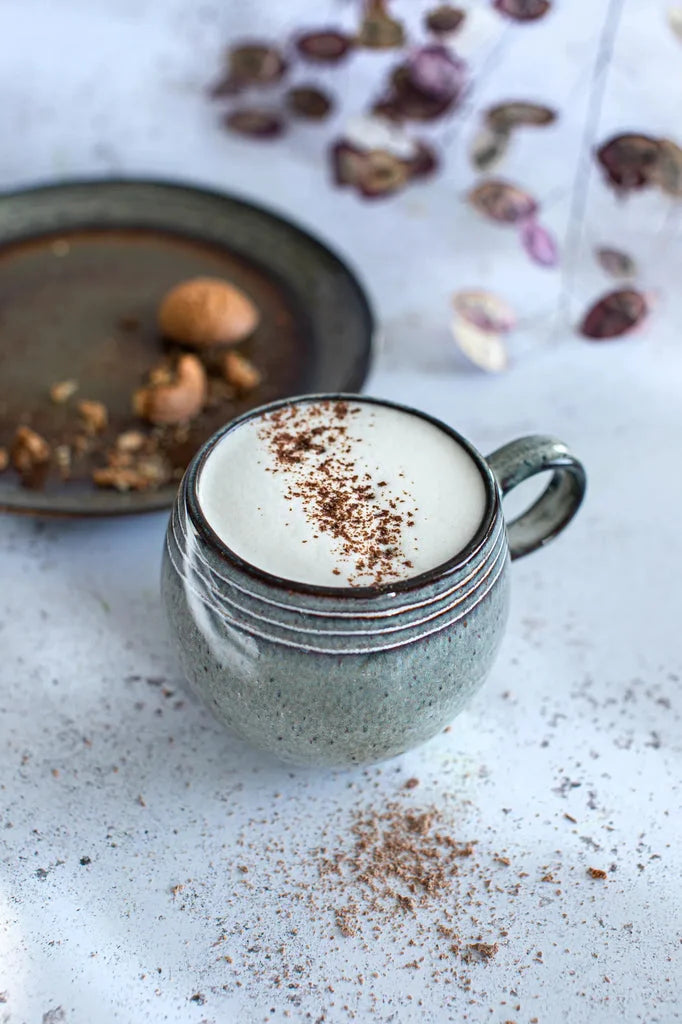 Boisson mousseuse dans une tasse en céramique grise La tasse à espresso Comporta S