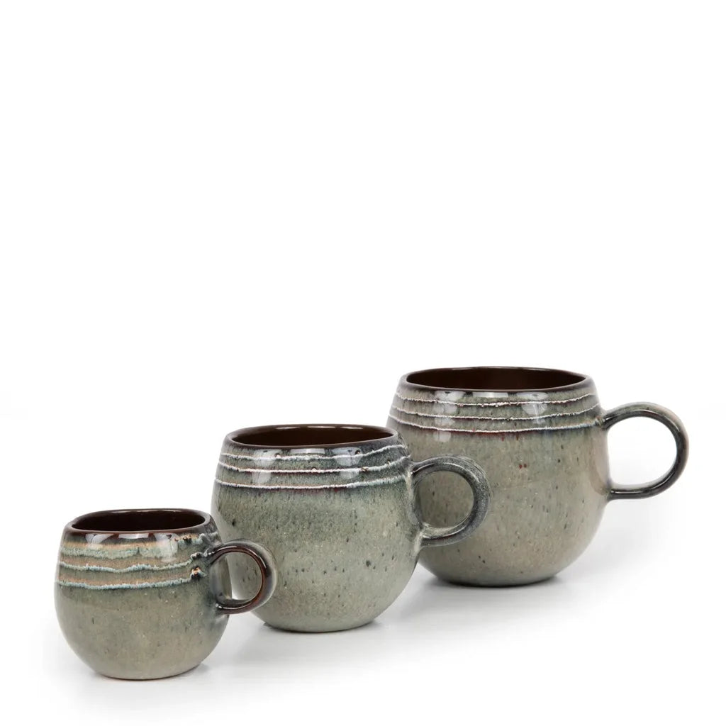 Trois mugs en céramique avec intérieur brun de l’ensemble La tasse à espresso Comporta S