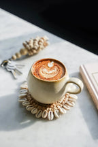 Café latte art dans une tasse en céramique sur un sous-verre coquillage pour La Tasse Cascais M Ensemble de 6