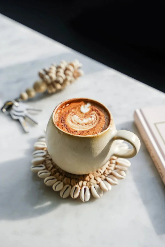 Café latte art dans une tasse en céramique sur un sous-verre coquillage pour La Tasse Cascais M Ensemble de 6